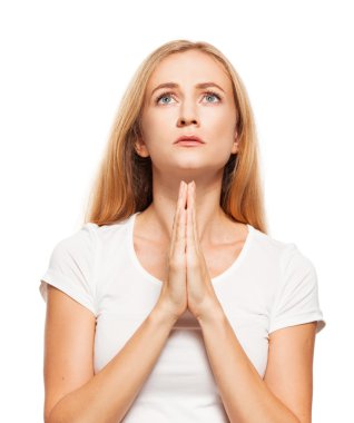 Dua eden genç kadın.