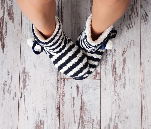 Warme slippers op de achtergrond verdieping — Stockfoto