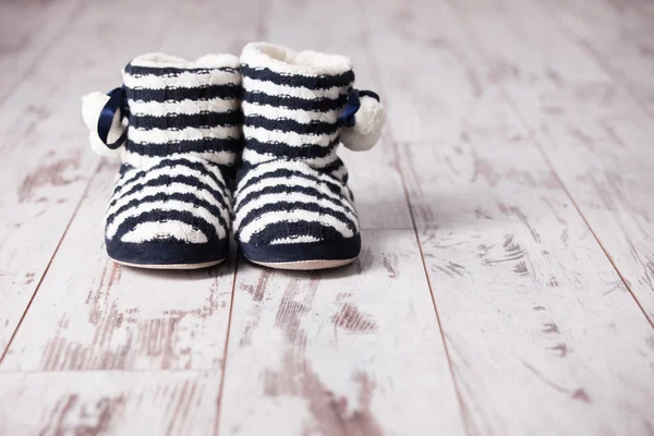 Warme slippers op de achtergrond verdieping — Stockfoto