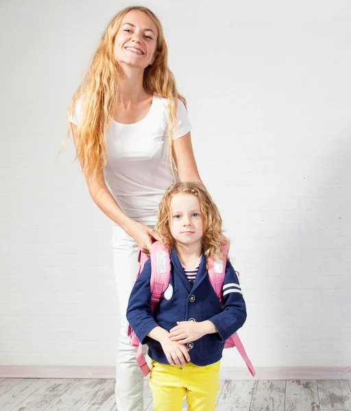 Mãe ajuda sua filha a se preparar para a escola — Fotografia de Stock