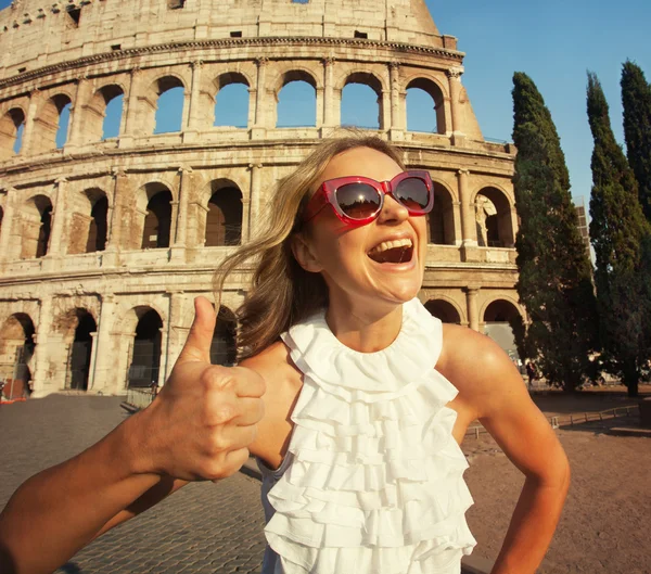 Donna sullo sfondo del Colosseo — Foto Stock