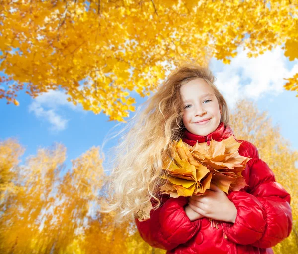 Sonbaharda kız — Stok fotoğraf