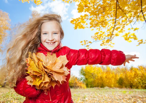 Girl at autumn — Stock Photo, Image