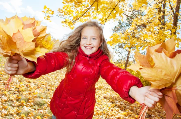 Chica en otoño — Foto de Stock