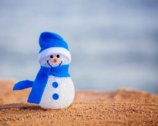 Boneco de neve na areia — Fotografia de Stock