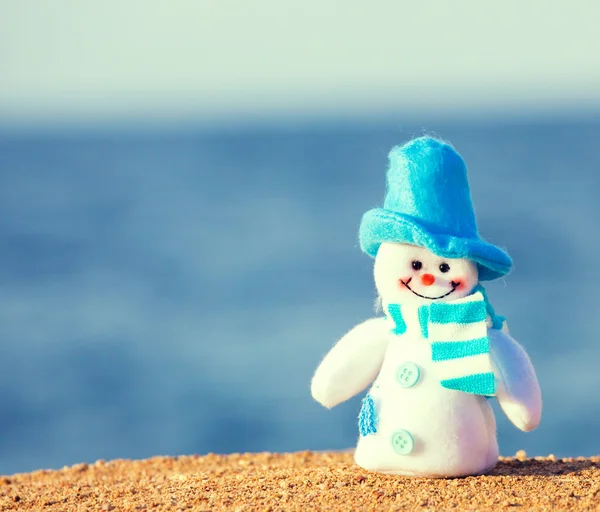 Снеговик на песке — стоковое фото