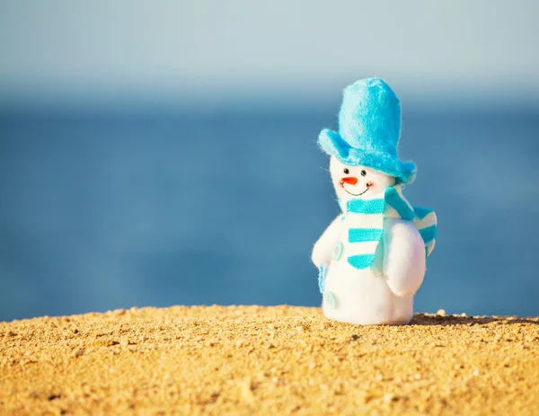 Boneco de neve na areia — Fotografia de Stock