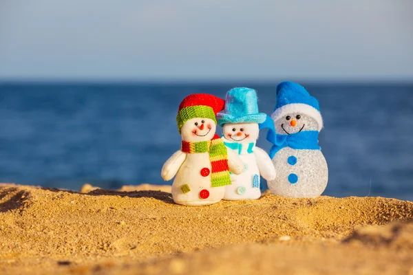 Снеговики на песке — стоковое фото