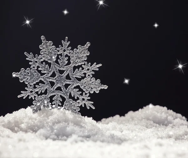 Schneeflocke auf Schnee — Stockfoto