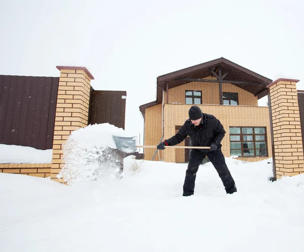 Man cleans snow shoveling — Stock Photo, Image