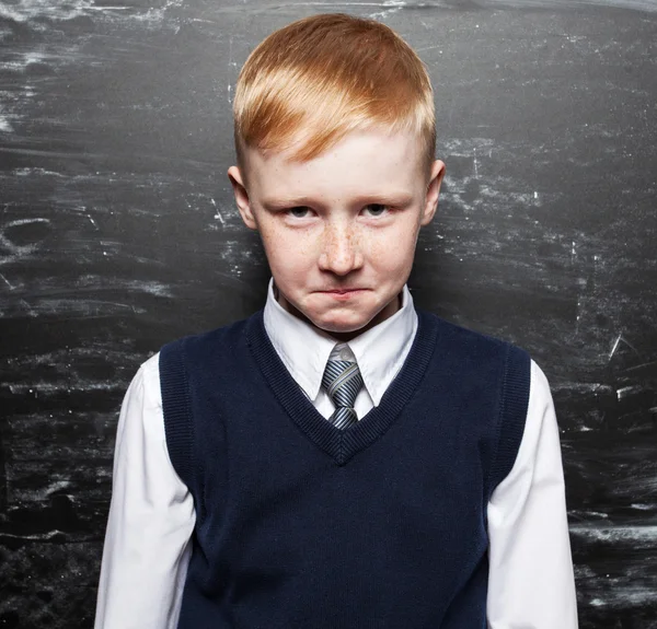 Niño cerca de pizarra — Foto de Stock