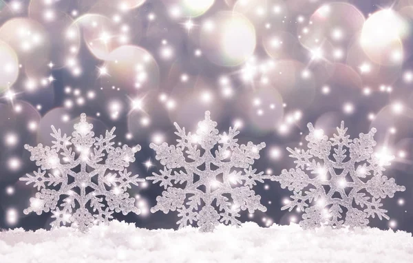 Рождественские украшения на снегу — стоковое фото