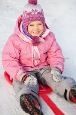 Kız kızak üzerinde