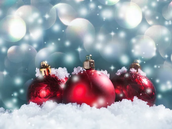 Vánoční dekorace na sněhu — Stock fotografie