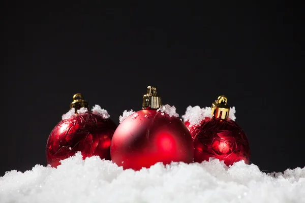 Weihnachtsdekoration auf Schnee — Stockfoto