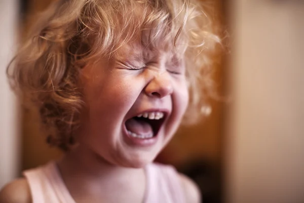Üzgün küçük kız ağlıyor — Stok fotoğraf