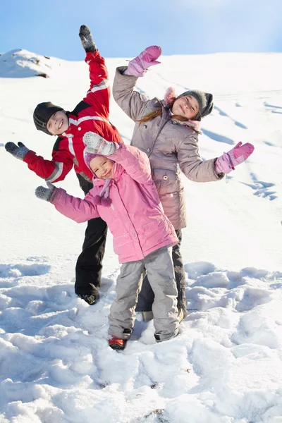 Kinderen in de winter — Stockfoto