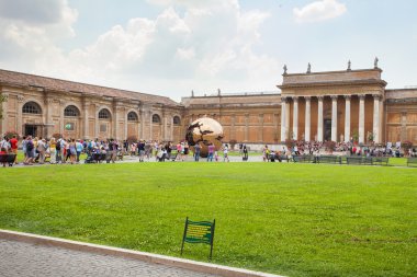 Süper avlusu alanda içinde küre etrafında insanlar