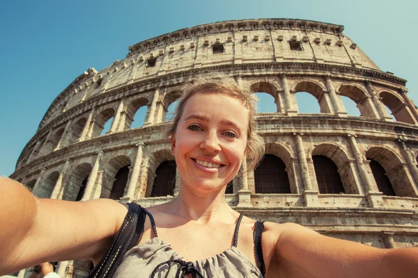 Donna sullo sfondo del Colosseo — Foto Stock