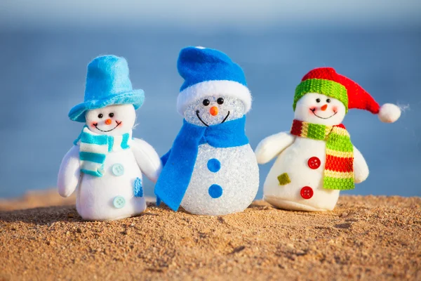 Snowmans on sand — Stock Photo, Image