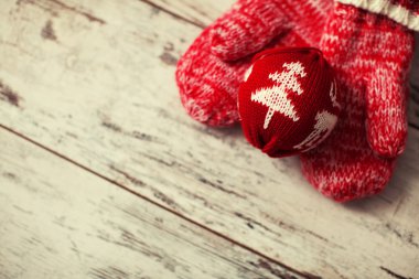 Ahşap zeminde eldiven.