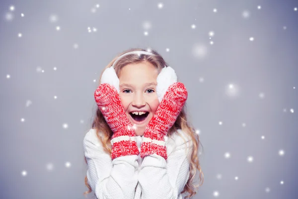 Menina em roupas de inverno — Fotografia de Stock
