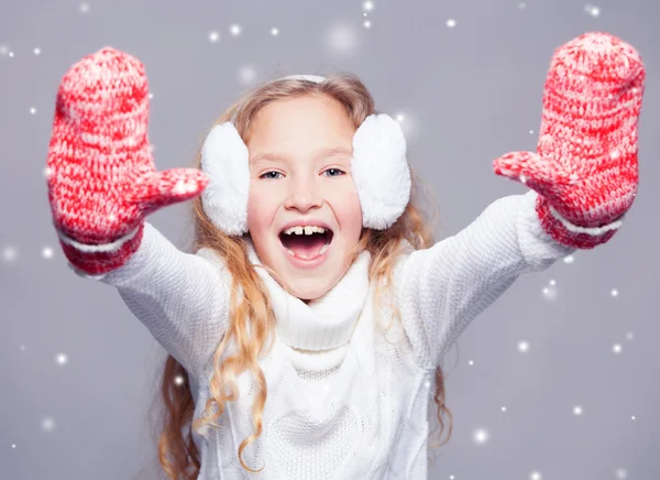 Menina em roupas de inverno — Fotografia de Stock