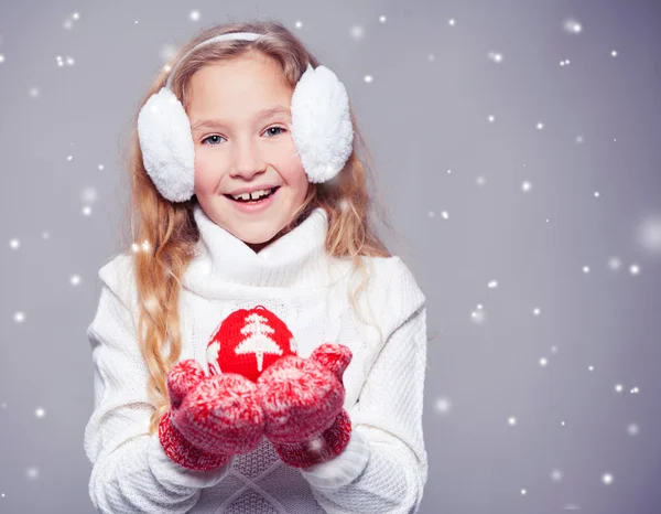 Mädchen in Winterkleidung — Stockfoto