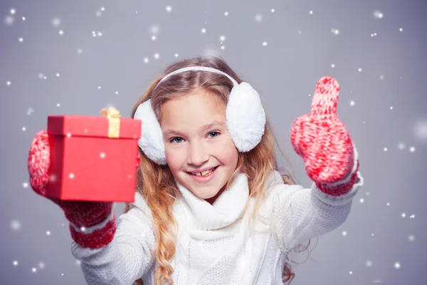 Girl in winter clothes with gift — Stock Photo, Image