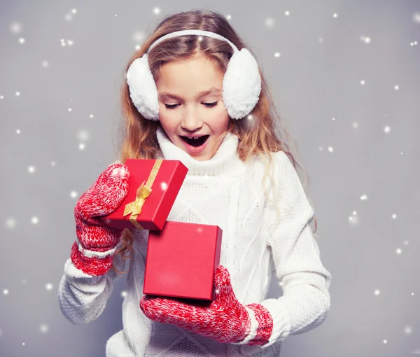 Menina em roupas de inverno com presente — Fotografia de Stock