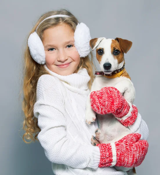 Meisje met puppy in winterkleding — Stockfoto