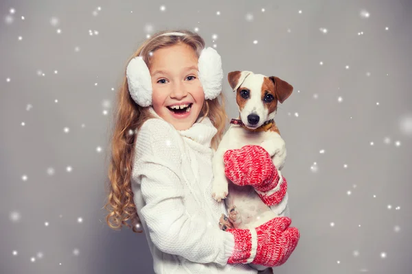 Menina em roupas de inverno com cão — Fotografia de Stock