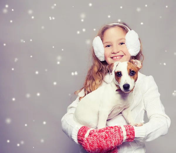 Девушка с щенком в зимней одежде — стоковое фото