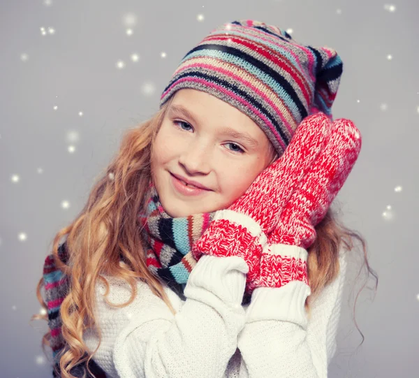 Menina em roupas de inverno — Fotografia de Stock