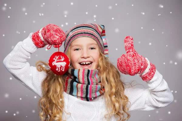 Menina em roupas de inverno — Fotografia de Stock