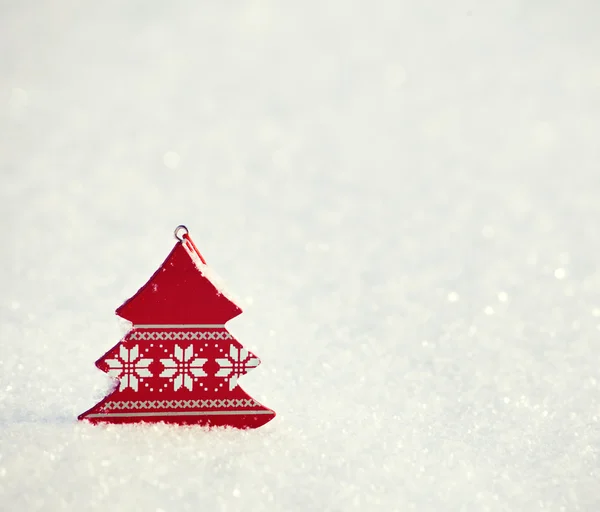 雪の上のクリスマスツリー — ストック写真