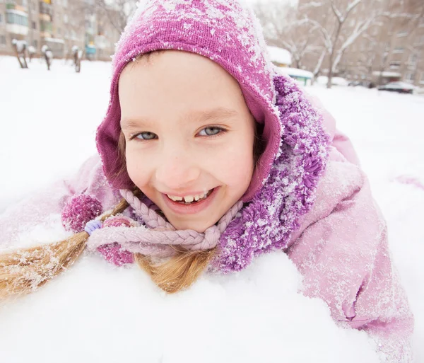 Kind im Winter — Stockfoto