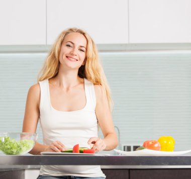 Genç kadın sebze salatası hazırlama 