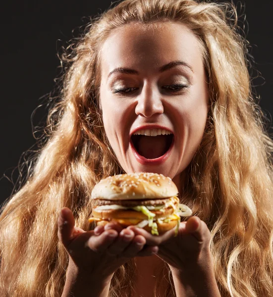Kobieta z hamburgera — Zdjęcie stockowe