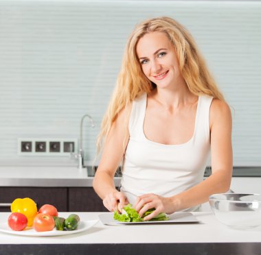 Genç kadın sebze salatası hazırlama 