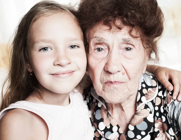 Ältere Frau mit Urenkel — Stockfoto