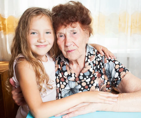 Oudere vrouw met grote-kleinkind — Stockfoto