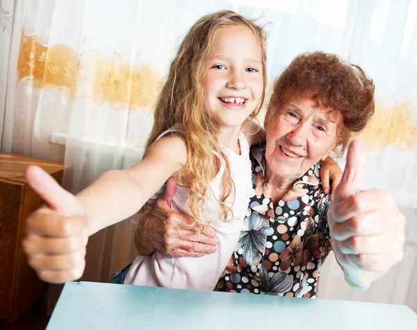 Ältere Frau mit Urenkel — Stockfoto