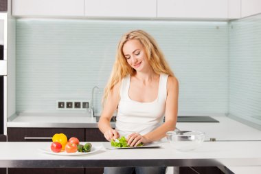 Genç kadın sebze salatası hazırlama 