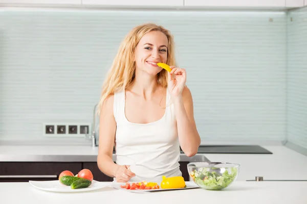 Jovem mulher preparando salada vegetal — Fotografia de Stock