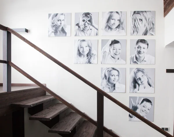 Familie foto's op de muur — Stockfoto