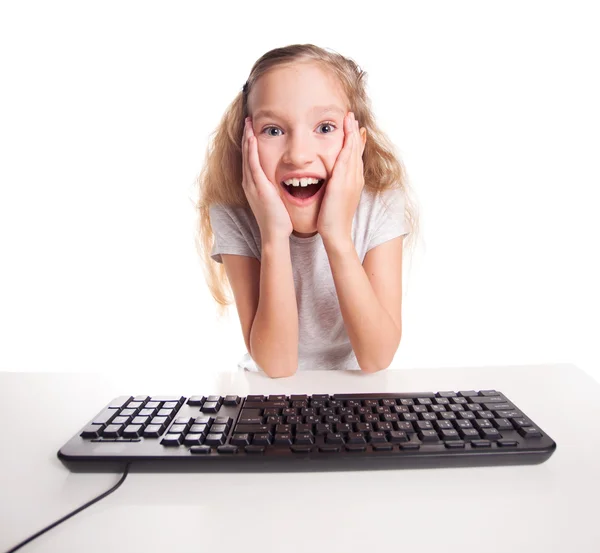 Kind op zoek naar een computer — Stockfoto