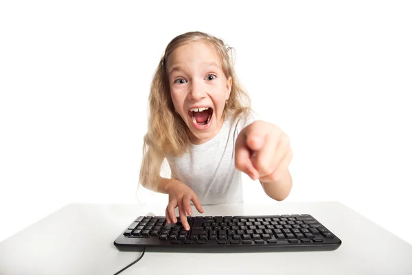 Дитина дивиться на комп'ютер — стокове фото