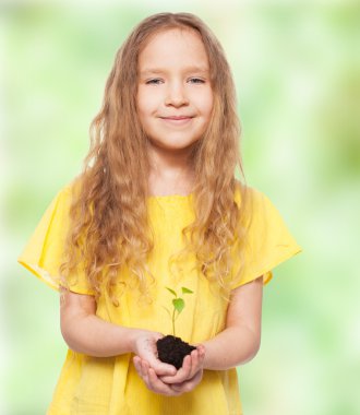 bir sleedling tutan çocuk