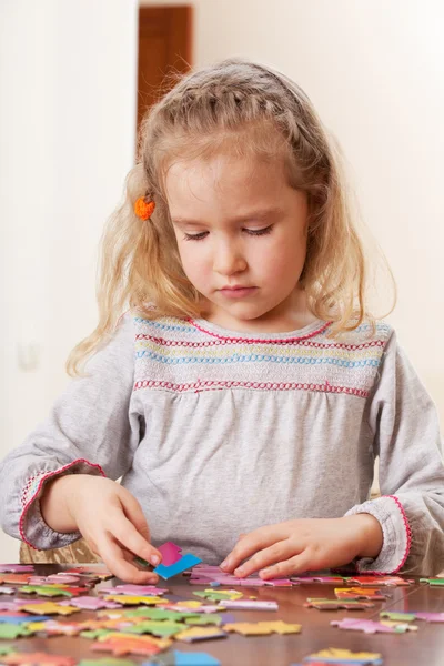 Girl playing puzzle — Stock Photo, Image